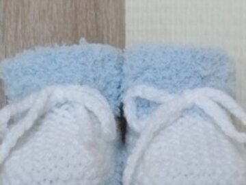 Sale retail: Chaussons bébé garçon 0-3 mois blanc et bleu ciel