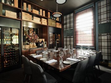 Book a meeting: Very Chic private meeting in the Cellar Room