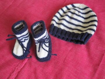 Sale retail: Ensemble bonnet et chaussons bébé style marin