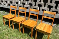 Vendre un article: 40 chaises en bois