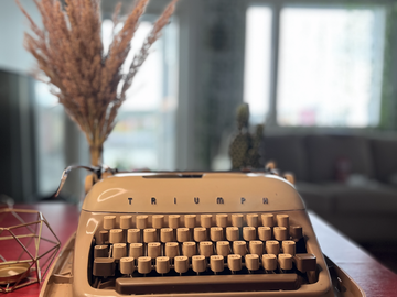 Selling: Triumph Gabriele 1960's typewriter