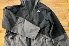 Selling with online payment: 3 in 1 North Face Triclimate Jacket (youth XL)
