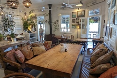 Free | Book a table: Come to work in a seaside beach shack !
