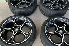 Selling: 2022 Alfa Romeo Giulia-Veloce wheels and tires