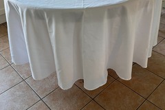 Ilmoitus: 7 white tablecloths (230 cm)
