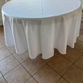 Ilmoitus: 7 white tablecloths (230 cm)