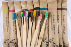 Comprar ahora: 700PCS Bamboo Eco Friendly Wooden Toothbrush