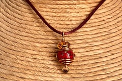 Vente au détail: Cage laiton et perle de verre rouge/doré