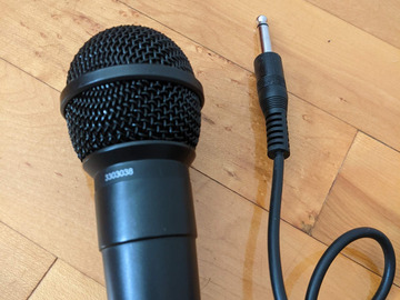 Renting out with online payment: Radioshack Uni-Directional Dynamic Microphone 3303038