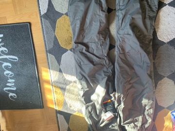 Selling with online payment: Grey ski trousers. Never worn!!!