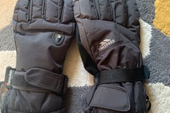 Winter sports: Black ski gloves
