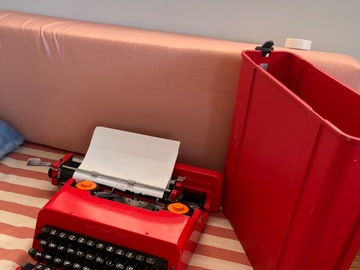 Myydään: Ettore Sottsass, Perry King Valentine Portable Typewriter 1968