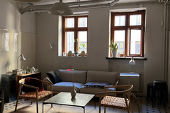 Yhteisöllinen työtila: Työpöytäpaikka luovan työn tekijälle (Helsinki)