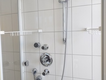 Biete Hilfe: Dusche inkl. Glastüren und Armaturen zu verschenken 