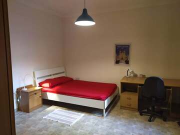 Rooms for rent: Large double bedroom - Female students only - Pietá