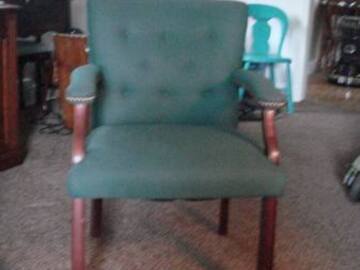 Selling: NICE GREEN CHAIR