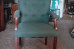 Selling: NICE GREEN CHAIR