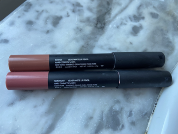 Venta: Dos lápices de labios Nars Velvet mate lip pencil en tonos nude. 