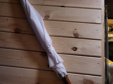Myydään (Yksityinen): Valkoinen sateenvarjo