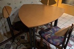 Biete Hilfe: Küchentisch mit 3 Stühlen