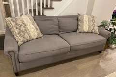 Selling: Grey Couch (Elte)