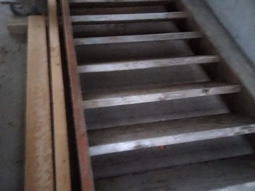 Biete Hilfe: 4m-Holztreppe abzugeben