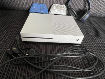 For Rent: Xbox one S, 2 controllers