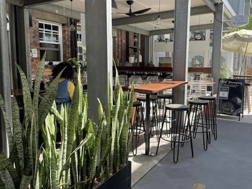 Walk-in: Workdays with espresso drinks served with rustic cool vibe