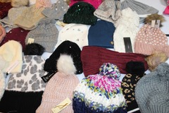 Comprar ahora: 60 Piece Higher End Womens Winter Hats
