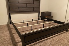 Selling with online payment: King 4pc bedroom set with wood grain design - new