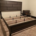 Selling with online payment: King 4pc bedroom set with wood grain design - new