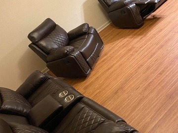 Selling with online payment: Soft brown leather reclining sofa and reclining loveseat - new