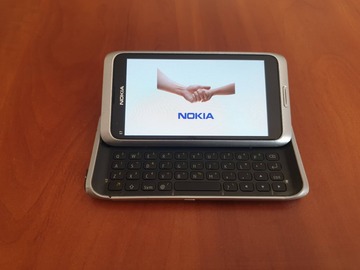 Selling with online payment: Nokia E7, read issue, for parts or repair