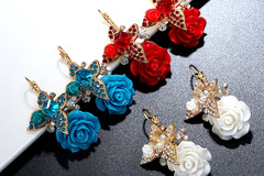 Comprar ahora:  30 Pairs Women's Rhinestone Resin Rose Flower Earrings