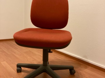 Myydään: Red office chair