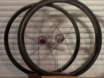 Selling with online payment: Rolf Ares 3 Disc Tubeless Wheelset