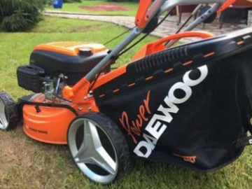 Selling: Daewoo petrol lawn mower