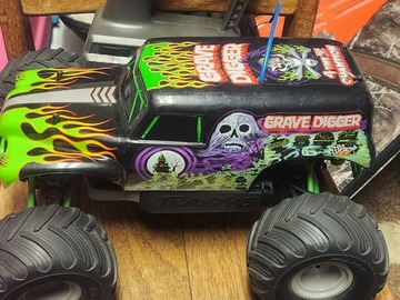 Selling: ULTRA RARE!! 1/16 Traxxas grave Digger with matching backpack. 