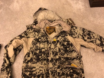 Selling with online payment: Camouflage snowboard jacket