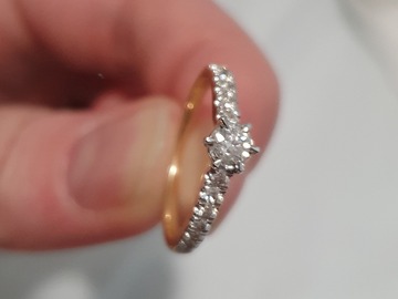 Myydään (Yksityinen): Uusi timanttisormus 0,34ct solitaire sivukivillä, koko 16,5 