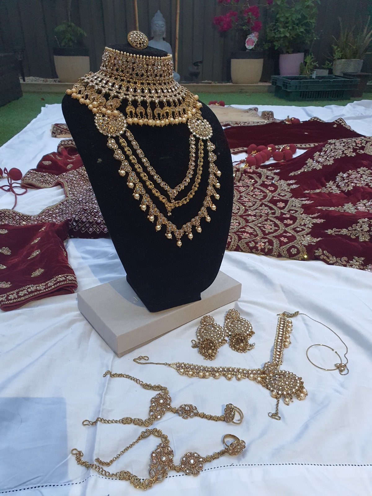 Necklace set on ghagra clearance