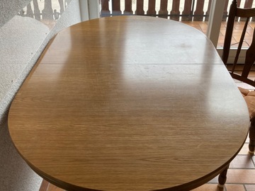 Biete Hilfe: Gut erhaltener Tisch mit 10 Stühlen 
