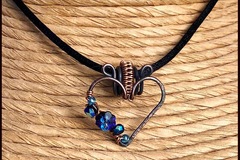 Vente au détail: Pendentif cœur en cuivre patiné et cristal reflets bleu-violet