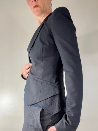 Blazer with pointed online shoulders
