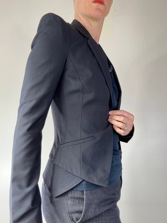Blazer with pointed shoulders sales