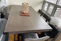 Individual Seller: Dining Room table with 4 high top chairs
