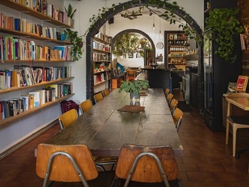 Walk-in: Relaxed wine bar, library & third place to work!
