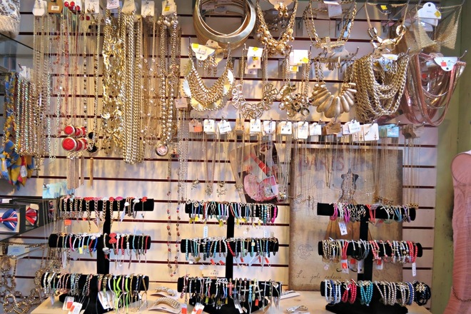 200 pcs mixed fashion jewelry !!!