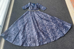 Myydään (Yksityinen): Pitkähihainen sininen mekko