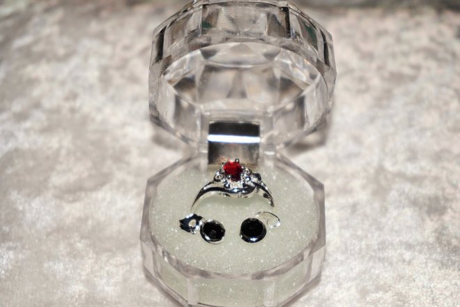 360-925 Stamped Rings & Earrings & Acrylic Gift Boxes